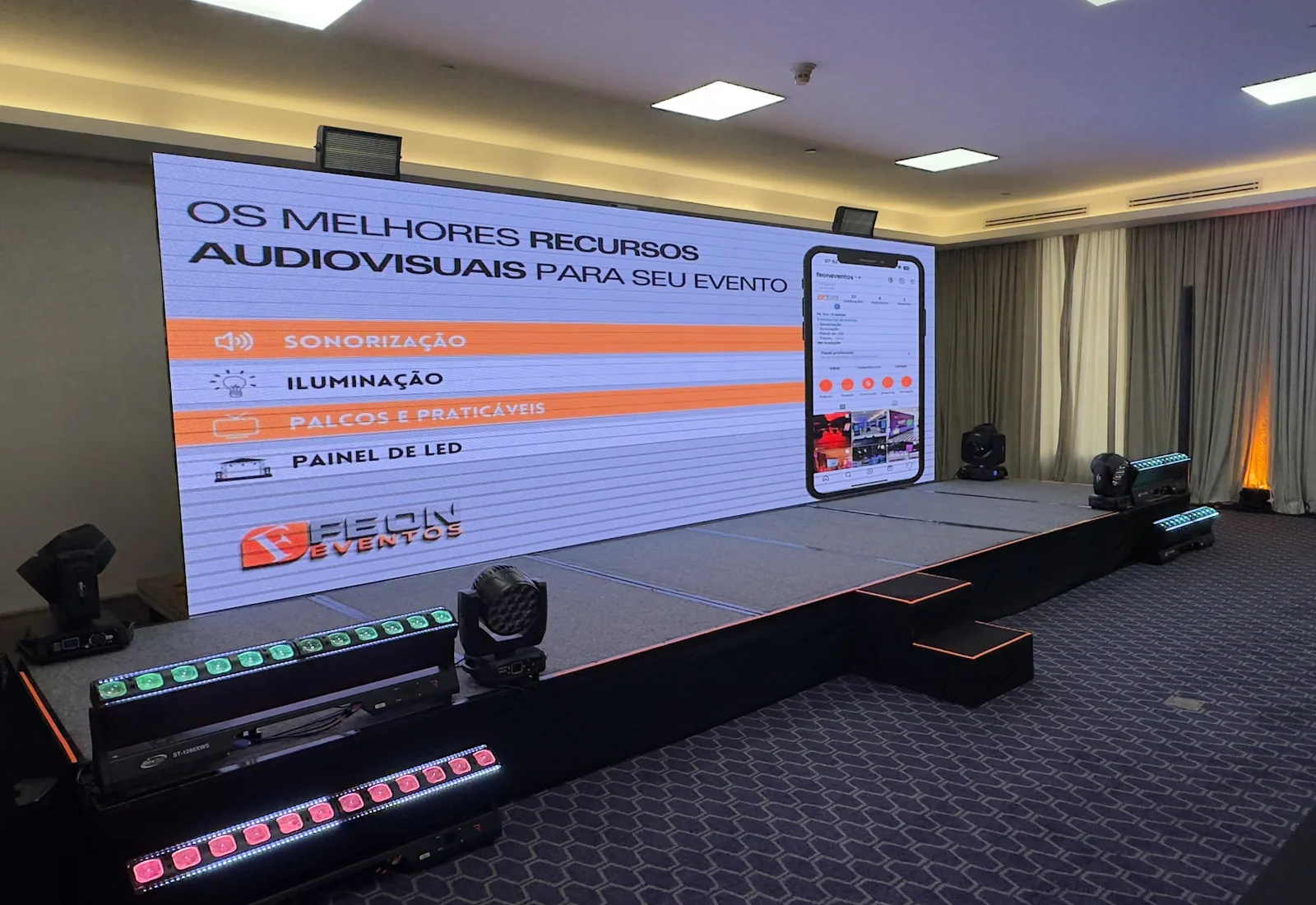 Painel de LED em palco corporativo
